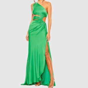 Cut out on shoulder Satin Gown
Mac Duggal
Color- spring green
Size 4